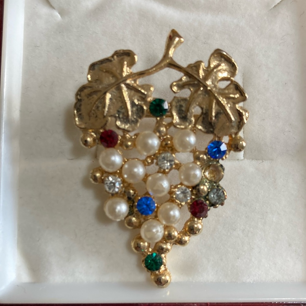 Vine style pin, pearls & multicolor crystals